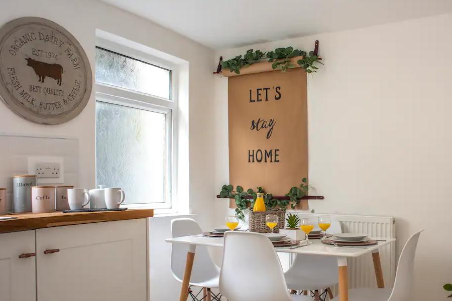 Kitchen and dining at Cariad Cottage
