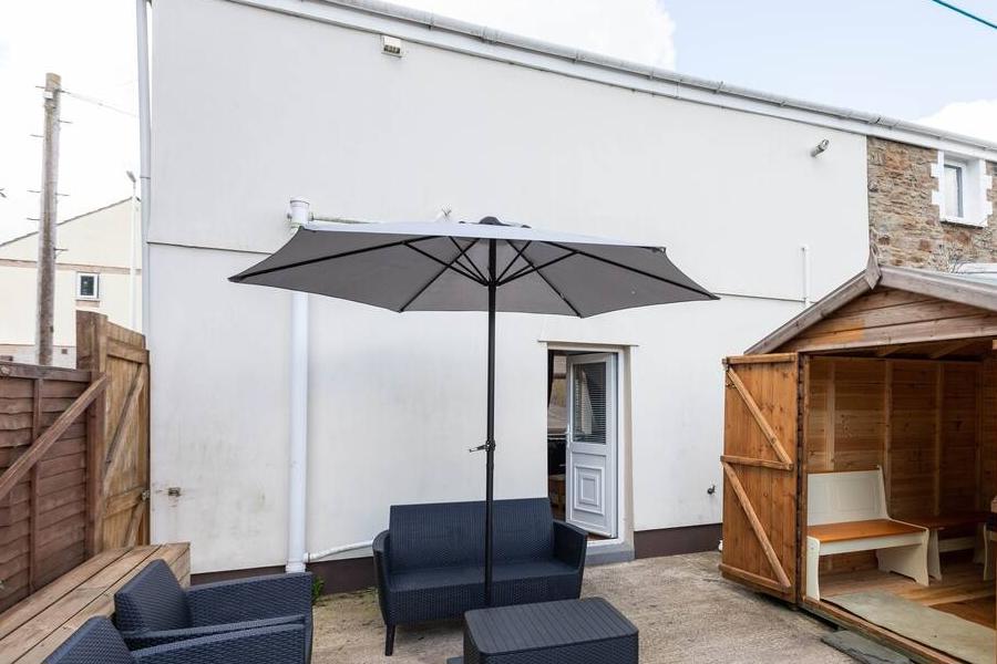 Garden and cycle storage at 193