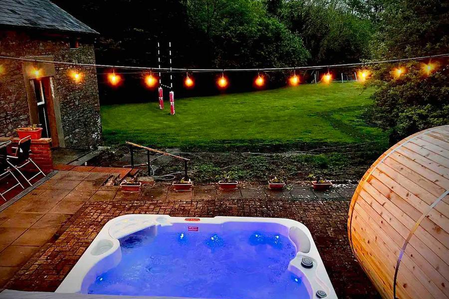 Hot tub at Crynant Cottage