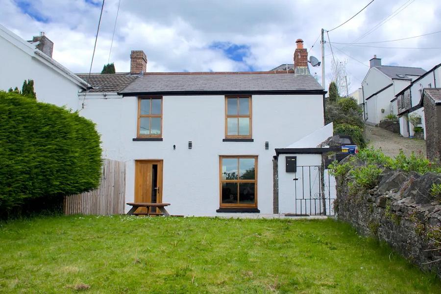 Cwml Gwyn Cottage outside