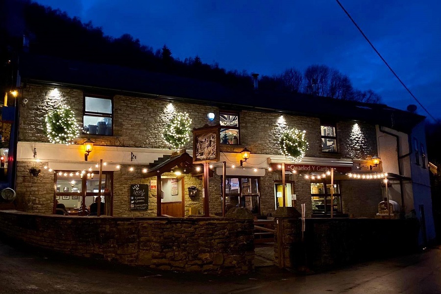 Gwaelod Y Garth Inn at Christmas