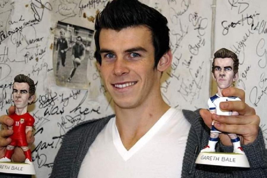 Welsh legend Gareth Bale collects his Groggs