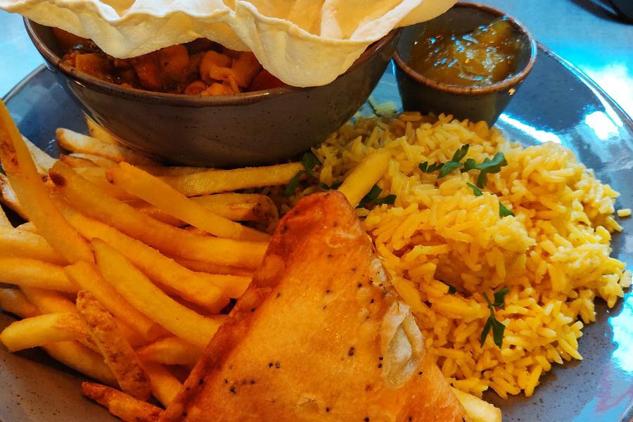 vegan and vegetarian curry at the Veggie Hut